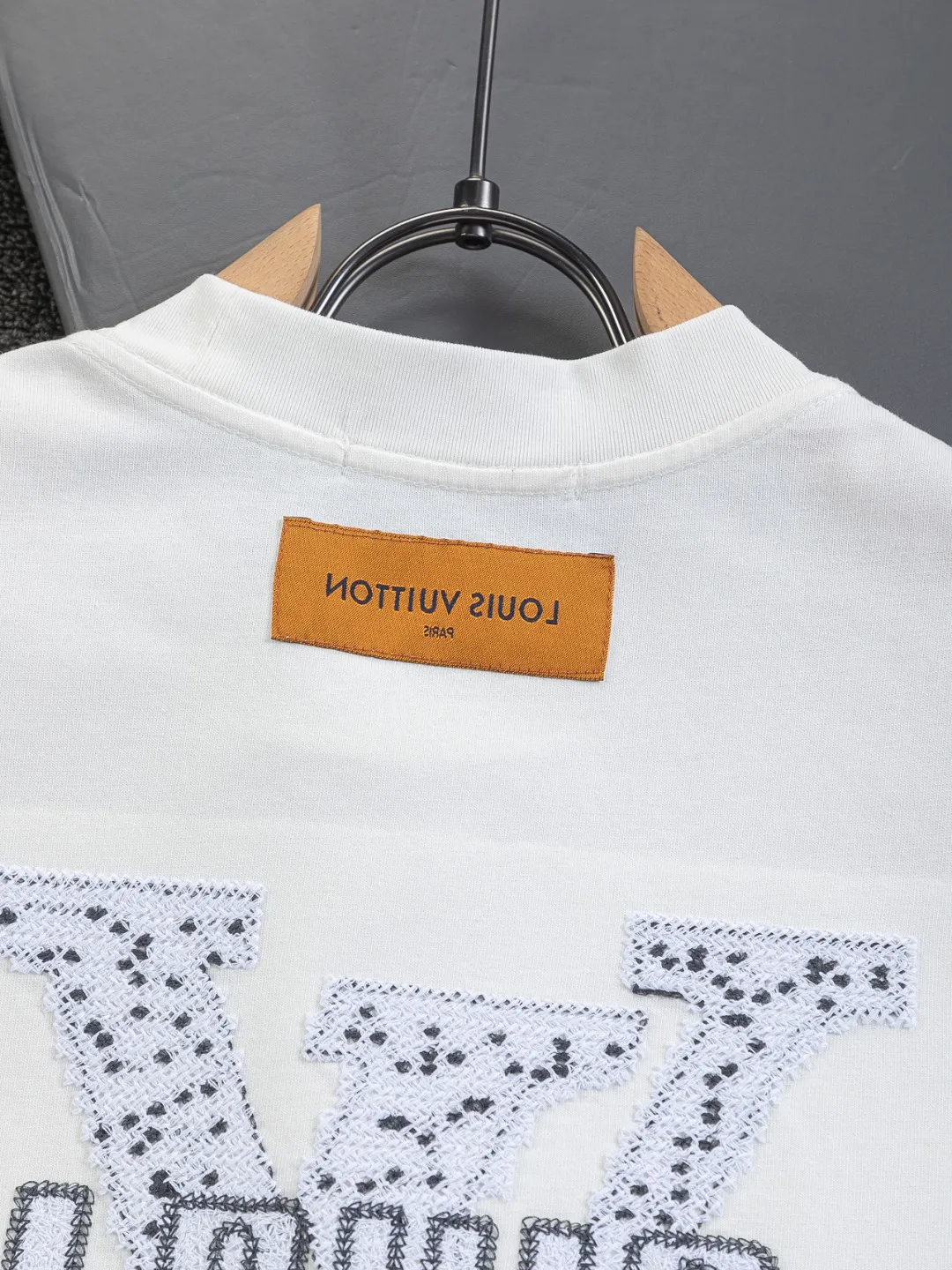 🅿️220 Louis Vuitton 1V LV lv slightly wide version S-XL LV 26ss new products are available at counters simultaneously. Multiple craftsmanship. Spotted letter logo on the chest🪡 embroidery. Large spotted letter logo on the back panel🪡 embroidery. Round neck short-sleeved T-shirt, same style for men and women! Consigned to one-to-one creation. Synchronized with the official website, pure cotton fabrics at the counter! It is close to the skin and comfortable, durable and easy to wear. It has a classic and simple logo design and meticulous original craftsmanship. Short-sleeves, a must-have item for men, do not appear to be the same for the general public, but must be unique and eye-catching. This LV short-sleeve is all about quality, comfort, the same shape and fashion as always, including fabrics and cutting techniques. All of them have been made with great effort! 320 grams of washed pure cotton fabric, pure cotton is breathable, very refreshing and comfortable for daily wear. The rib knitting on the neckline is smooth and tight, and the neckline will not be skewed if you toss it at will. The loose version, you will find that it looks really good on the upper body. The overall is minimalist and neat, super versatile for daily use! Pair it casually with a pair of pants for a youthful look. A T-shirt will make your outfit crazy. It is a fashionable item that can never go wrong! Color: Black White Size: S-XL Size chart: S: Shoulder width 50-Bust 56-Length 70 M: Shoulder width 52-Bust 57-Length 72 L: Shoulder width 54-Bust 59-Length 74 XL: Shoulder width 56-Bust 62-Length 76